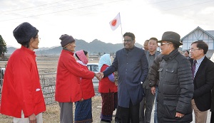 Welcome the Governor of Arunachal Pradesh Shri V. Shanmuganathan by Gaon buras and Gaon Buris at Lempia Village Zero, Lower Subansiri District on 1st January 2017.